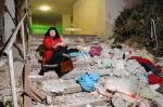 צילום מאגזין לעיתון 2 אישה שעיבדה את ביתה מנפילת טיל באשדוד